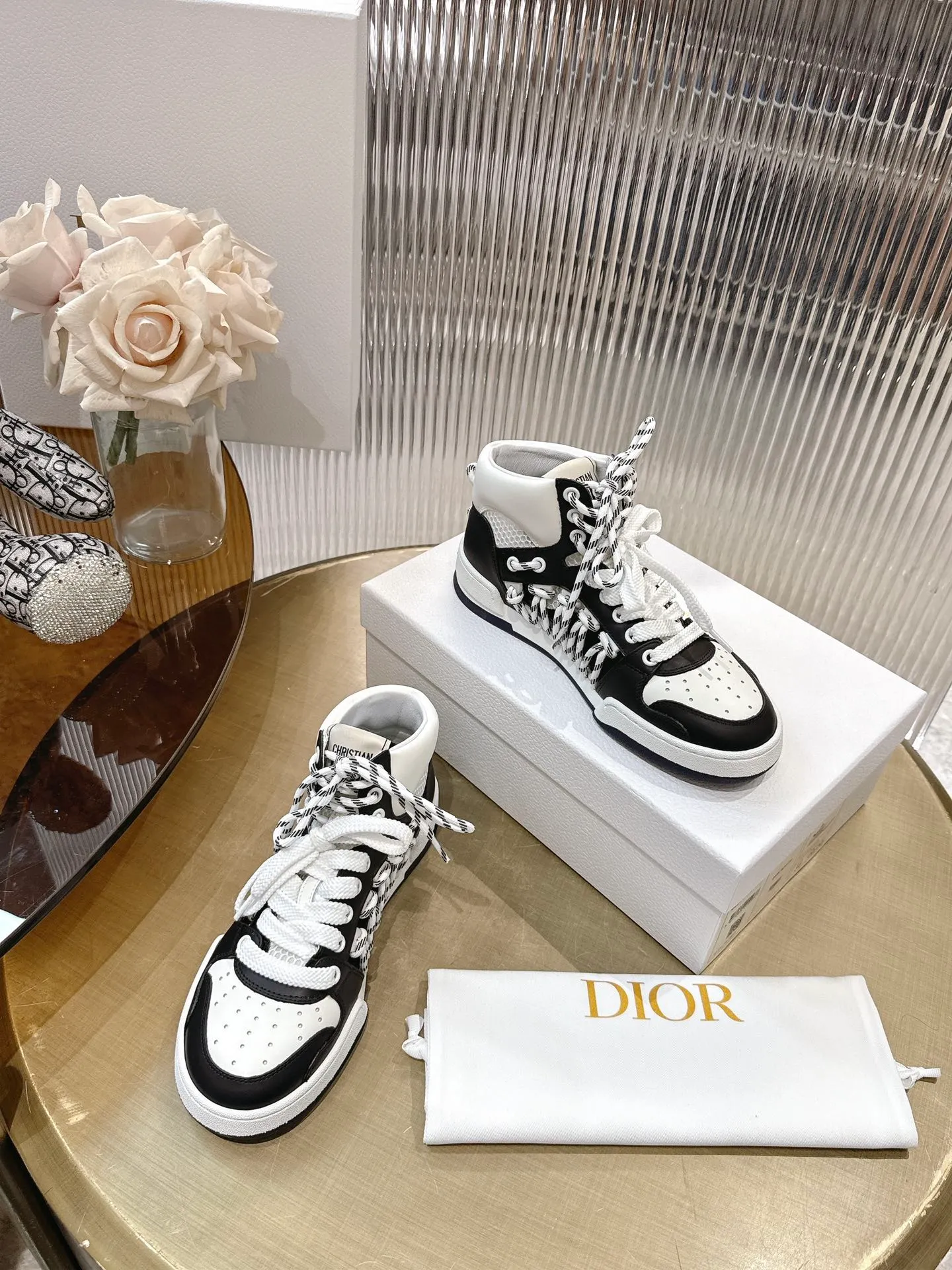👟👟Ex-factory price 740👟👟 (Top version) Couple model Dior, C’est 25 new college style casual fashion high-top sneakers, showing eye-catching and fashionable style. Carefully crafted, the hollow design on the side of the upper is super fashionable, and the details also add a touch of elegance. The lightweight two-tone sole offers exceptional comfort and sporty style. Can add a stylish touch to any casual look. The tongue and sole are decorated with the Christian Paris logo, and the cowhide design is styled. Women's size 35-44
